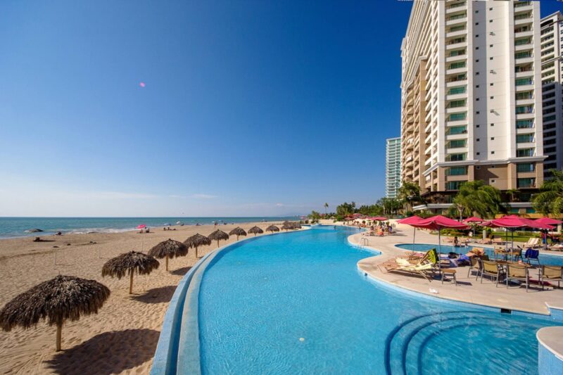 The Grand Venetian infinity pool running along the beach