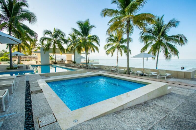 The jacuzzi on the Harbor 171 pool deck