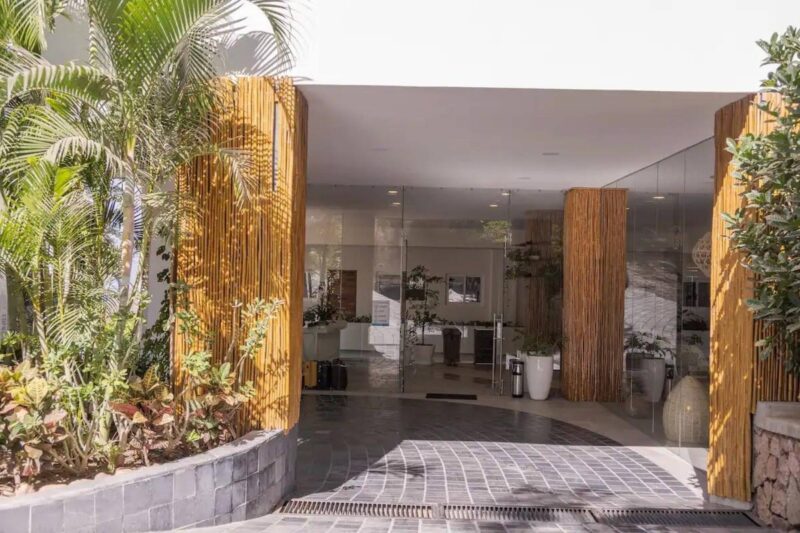 The entrance and lobby at Indah