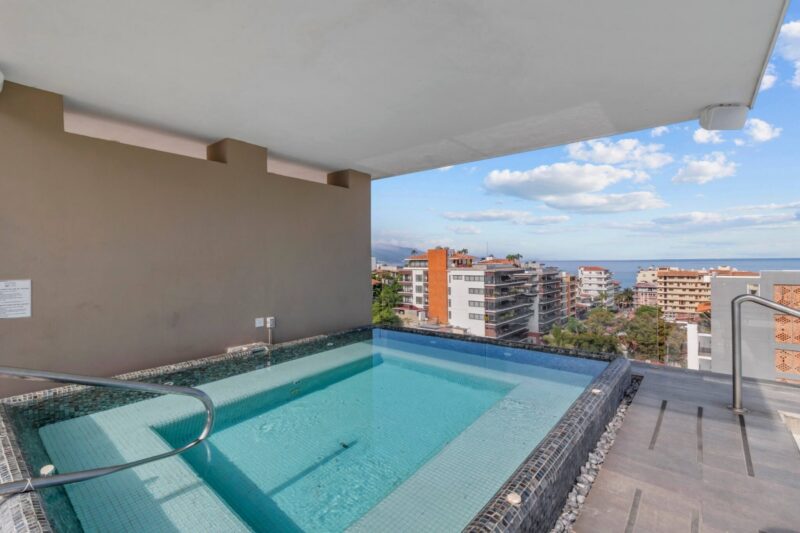 The rooftop jacuzzi at Loft 268