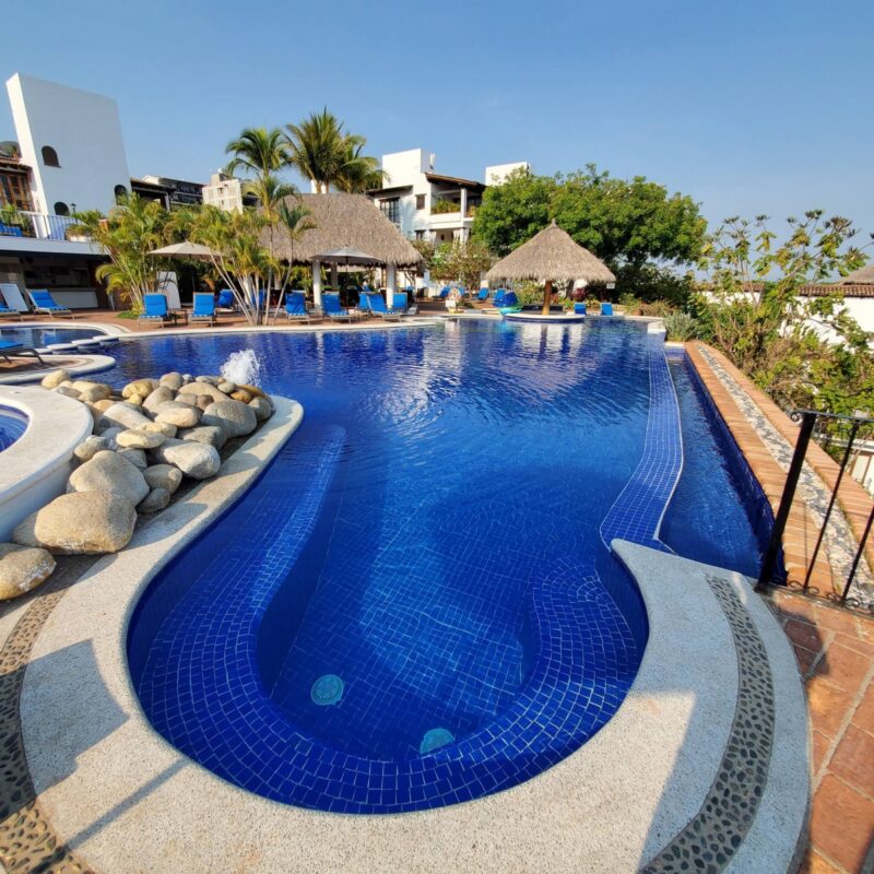 The infinity pool and palapas at Selva Romantica