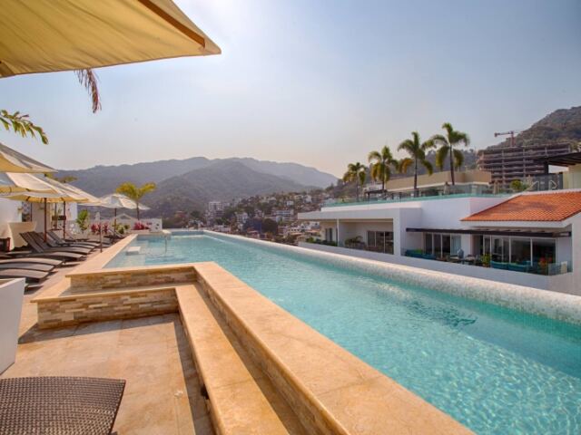 Pool, 2 Balconies, Romantic Zone, Walk Everywhere