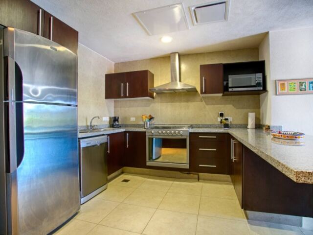 Beachfront 2BR, Accessible, Pool and Hot Tub