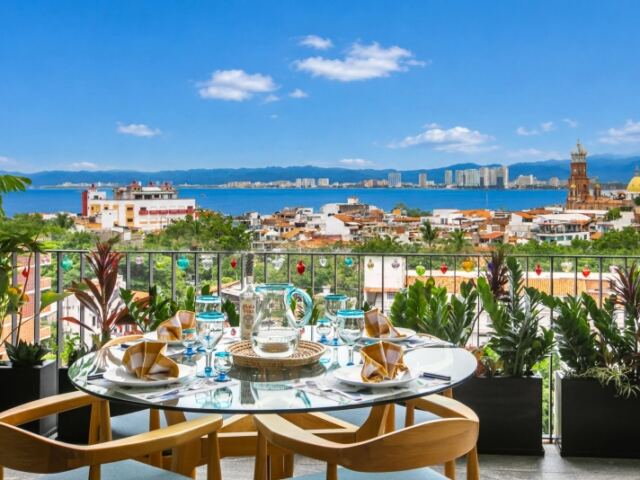 Romantic Zone 2BR Penthouse | Ocean Views & Pool