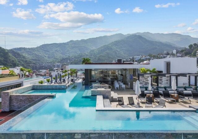 1BR with Rooftop Pool, Bar and City Views in Old Town